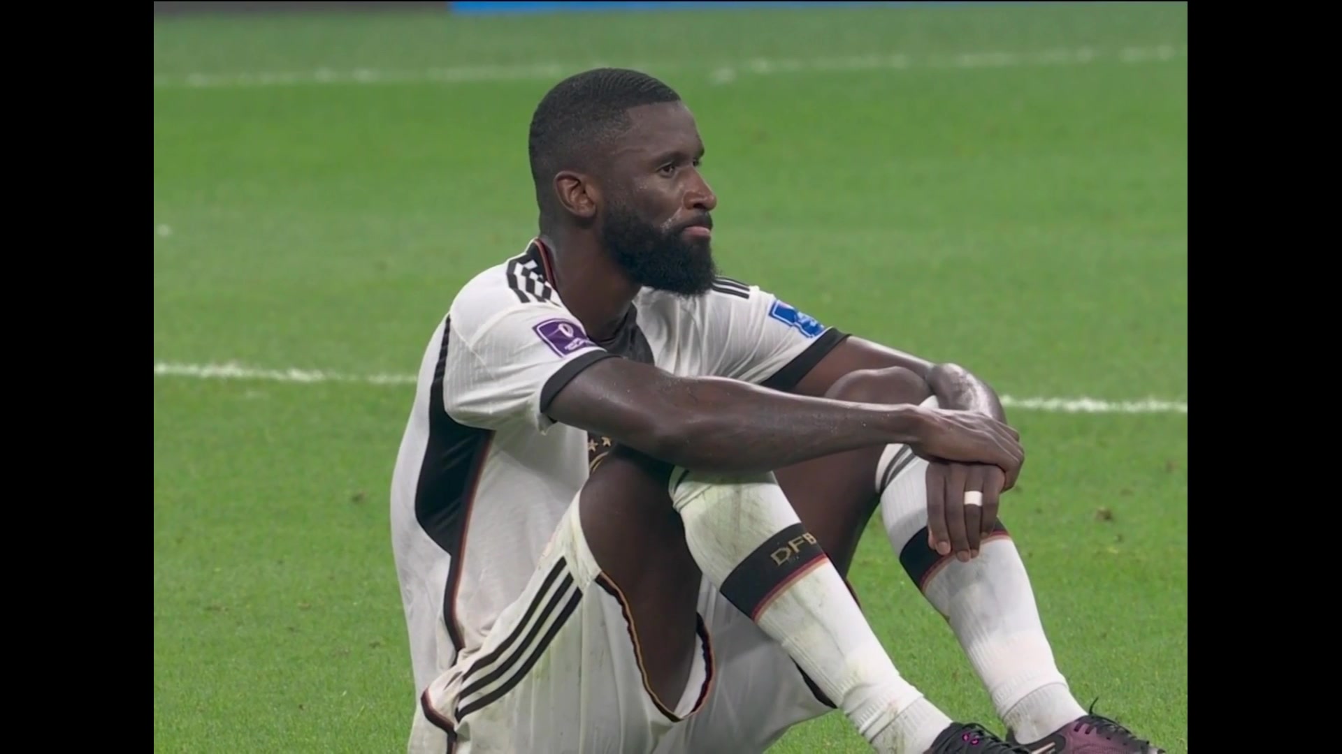 德国无缘晋级!吕迪格赛后沮丧呆坐地上不起!(德国国家队吕迪格)