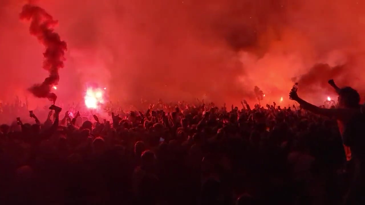 这该死的足球!凌晨4点的澳大利亚球迷疯狂庆祝晋级世界杯16强(澳大利亚足球 世界杯)