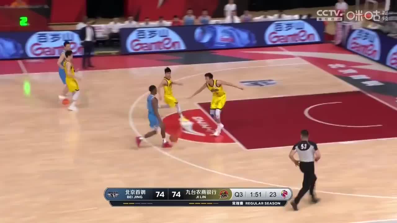 (姜宇星和王少杰)姜宇星快攻与王骁辉撞一起 裁判认定王骁辉假摔吃T