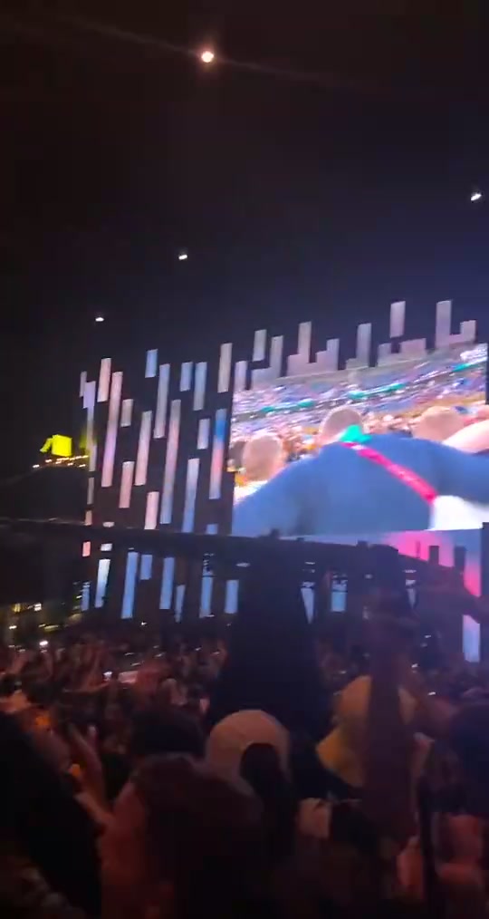 12年来世界杯首胜!墨尔本广场人山人海庆祝澳大利亚取胜(墨尔本胜利亚冠)