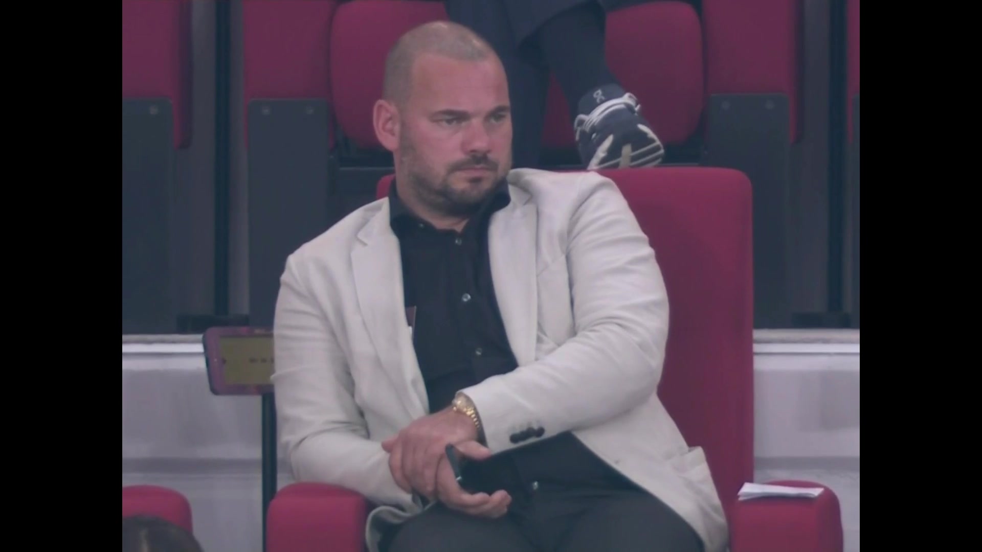 年轻球员下场时未向观众鞠躬致谢 被王治郅叫回来训诫