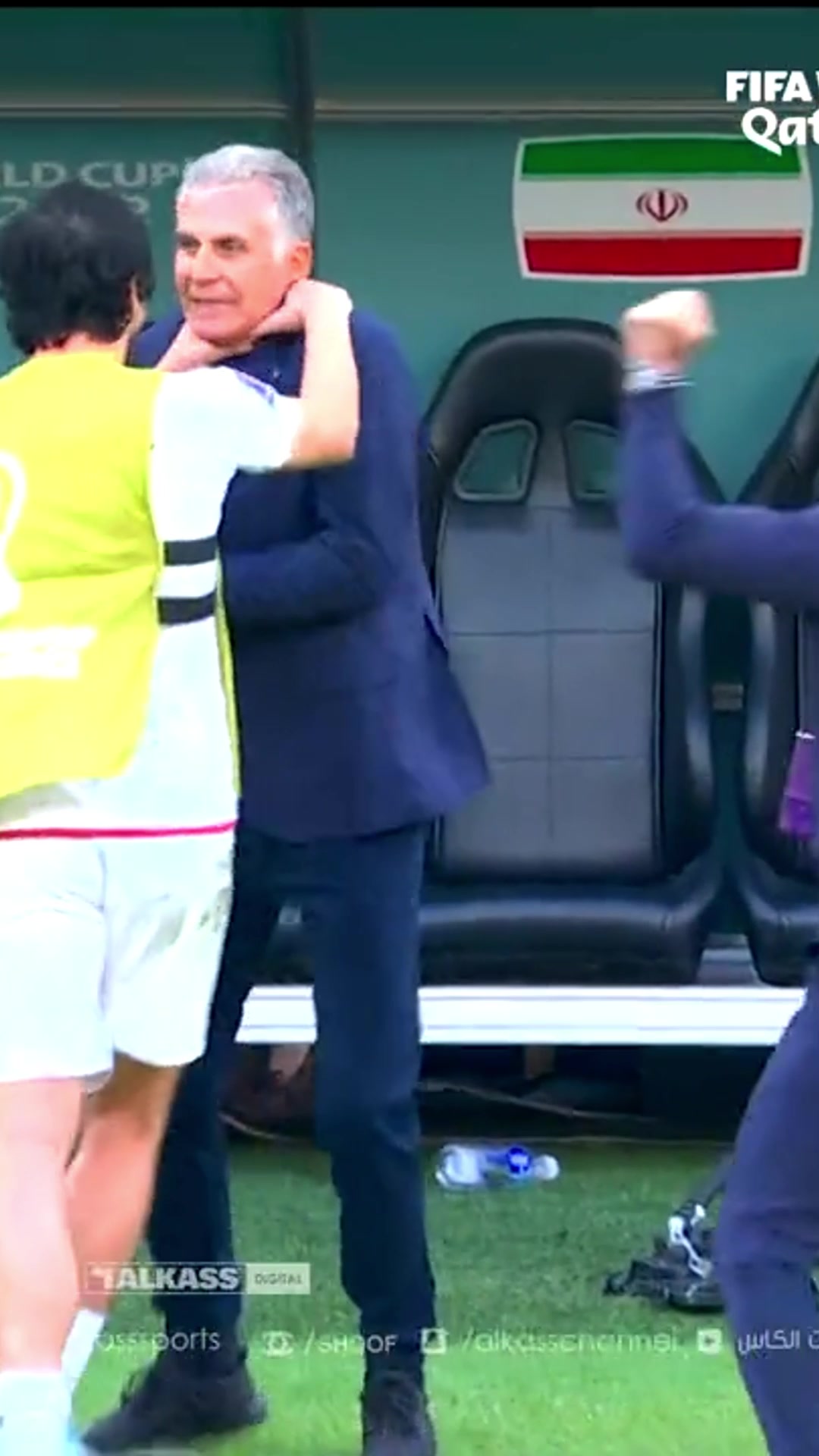 你别过来啊！伊朗最后时刻破门，阿兹蒙“怒掐”教练脖子