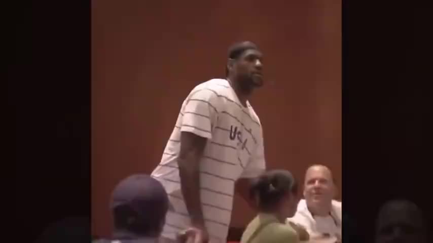 （播放科比的生日）往事历历在目！科比30岁生日时，老詹带头为他唱生日歌