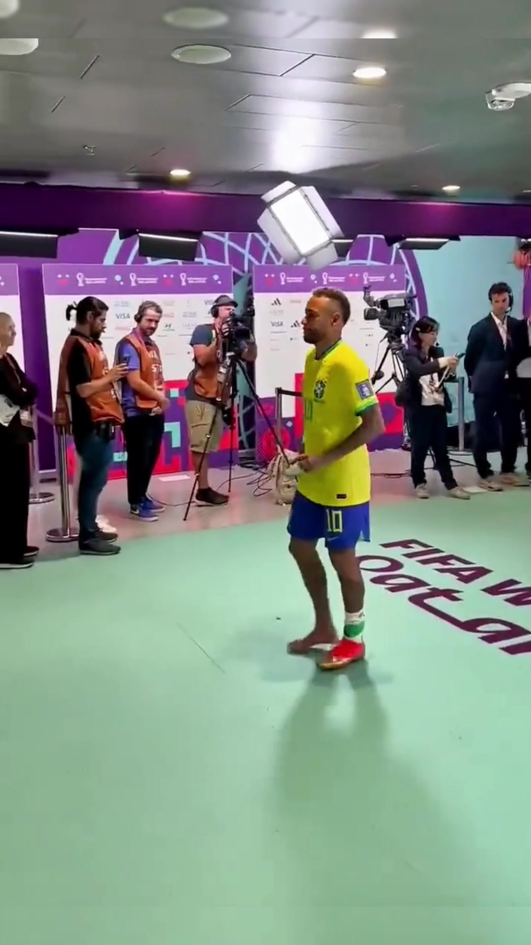 揪心!内马尔一瘸一拐走回更衣室!希望没有大碍!(“内马尔”)