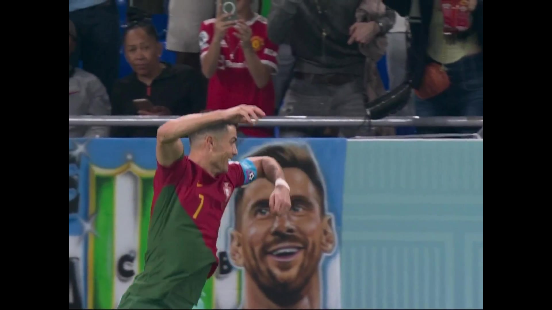 C罗进球后SIU庆祝!画面后方有挂着梅西的横幅!