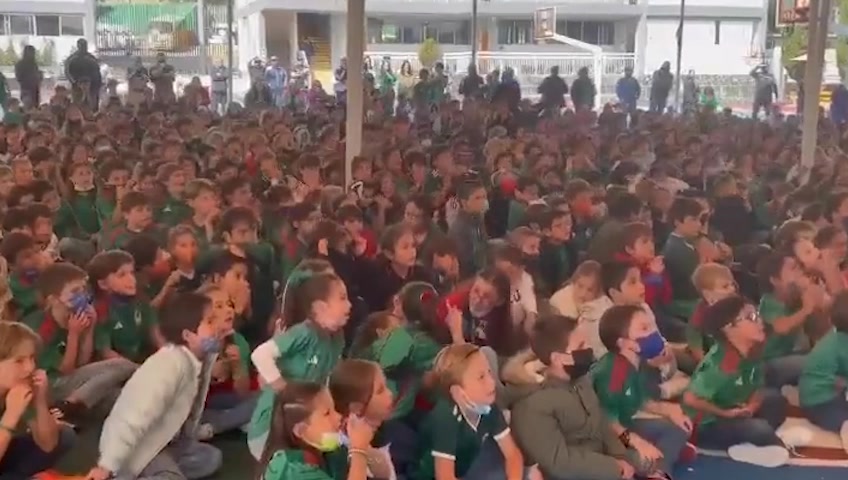 奥乔亚扑出莱万点球瞬间，墨西哥孩子们沸腾了（墨西哥守门员奥乔亚太猛了）