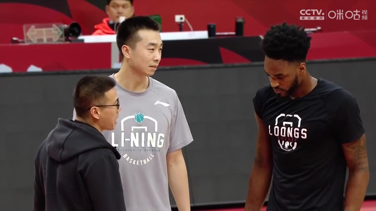 （王骁辉重伤富兰克林）王骁辉携翻译来到富兰克林前 与其握手言和！