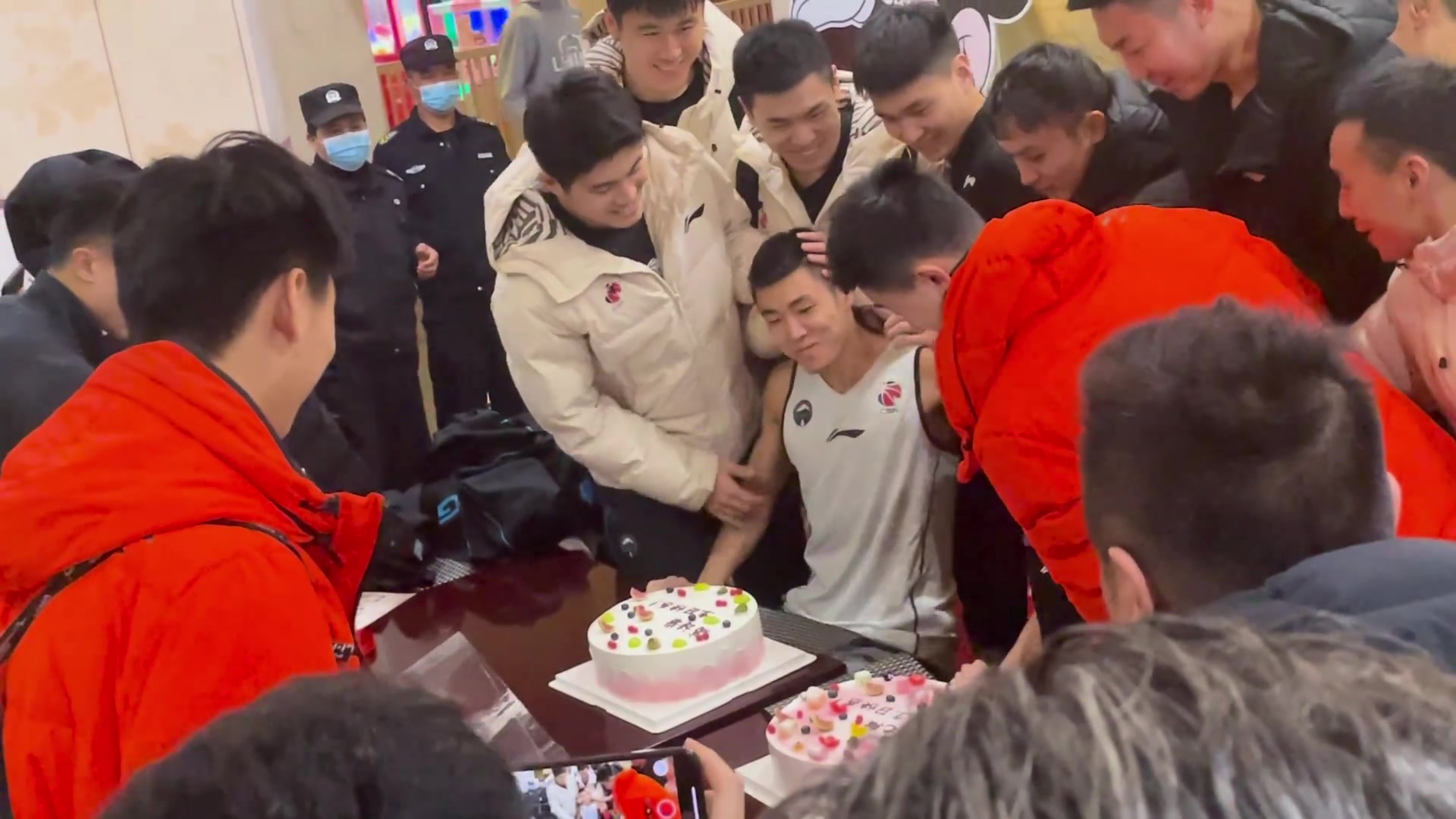 （11助攻!高诗岩串起山东进攻 攻防兼备有望获3项大奖）炸蛋攻击！山东全队为高诗岩庆祝生日