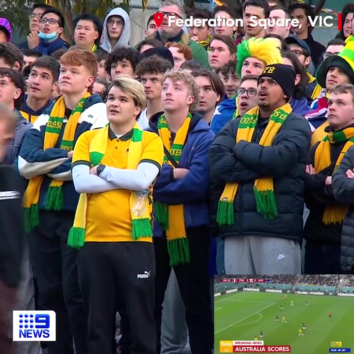 攻破法国队球门!澳大利亚球迷疯狂庆祝