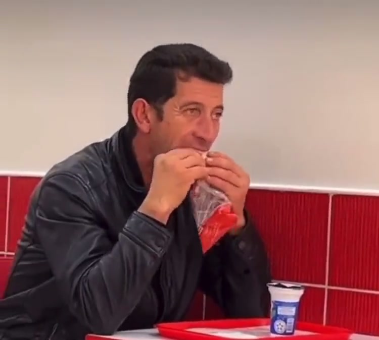 国外网友恶搞：这是对阵墨西哥时的莱万...（墨西哥选手莱斯特的比赛）