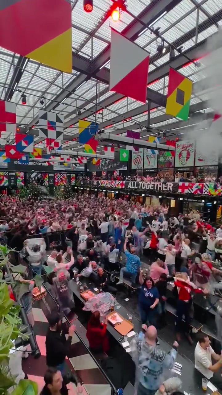 起飞！进球后英格兰酒吧球迷的反应（英格兰喝酒球星）