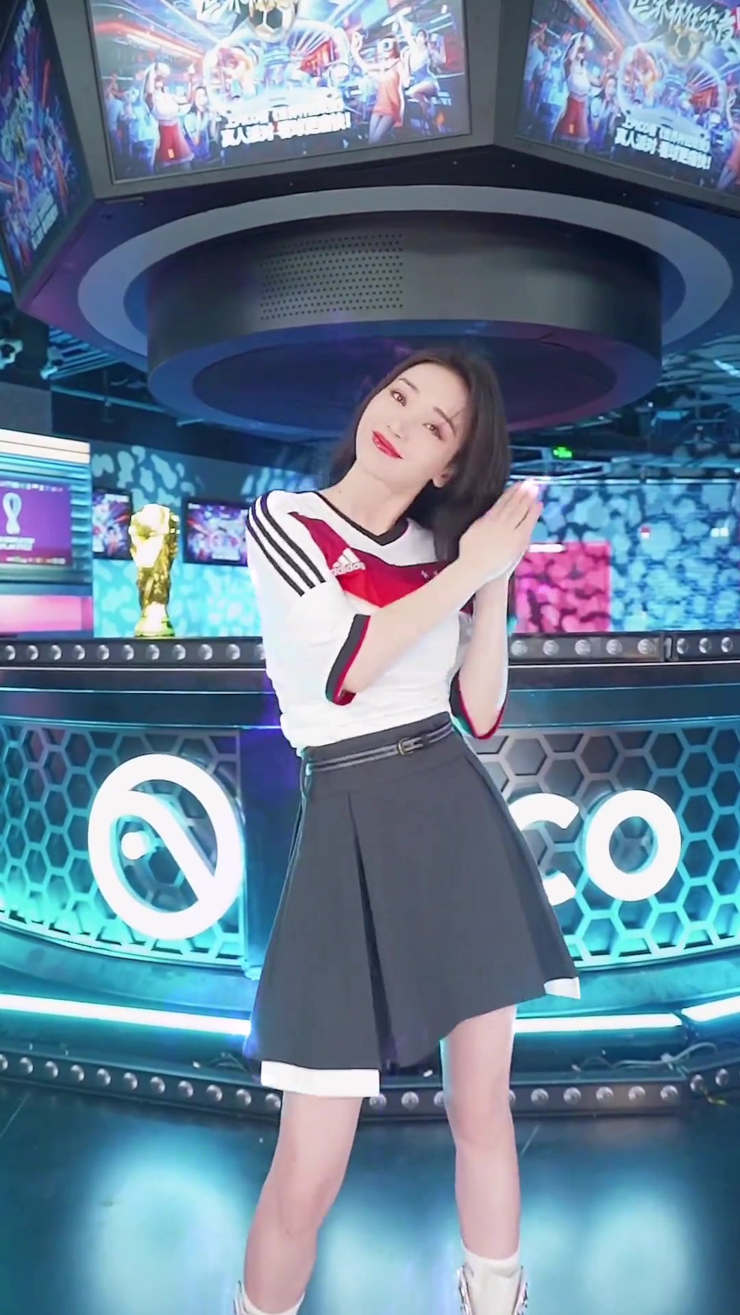 魅力十足！女神柳岩跳舞支持德国队夺冠！（柳岩跳c哩）