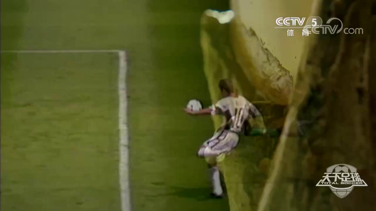 （朱松玮转身暴扣）炸翻替补席！朱松玮快攻中漂移隔扣何思雨