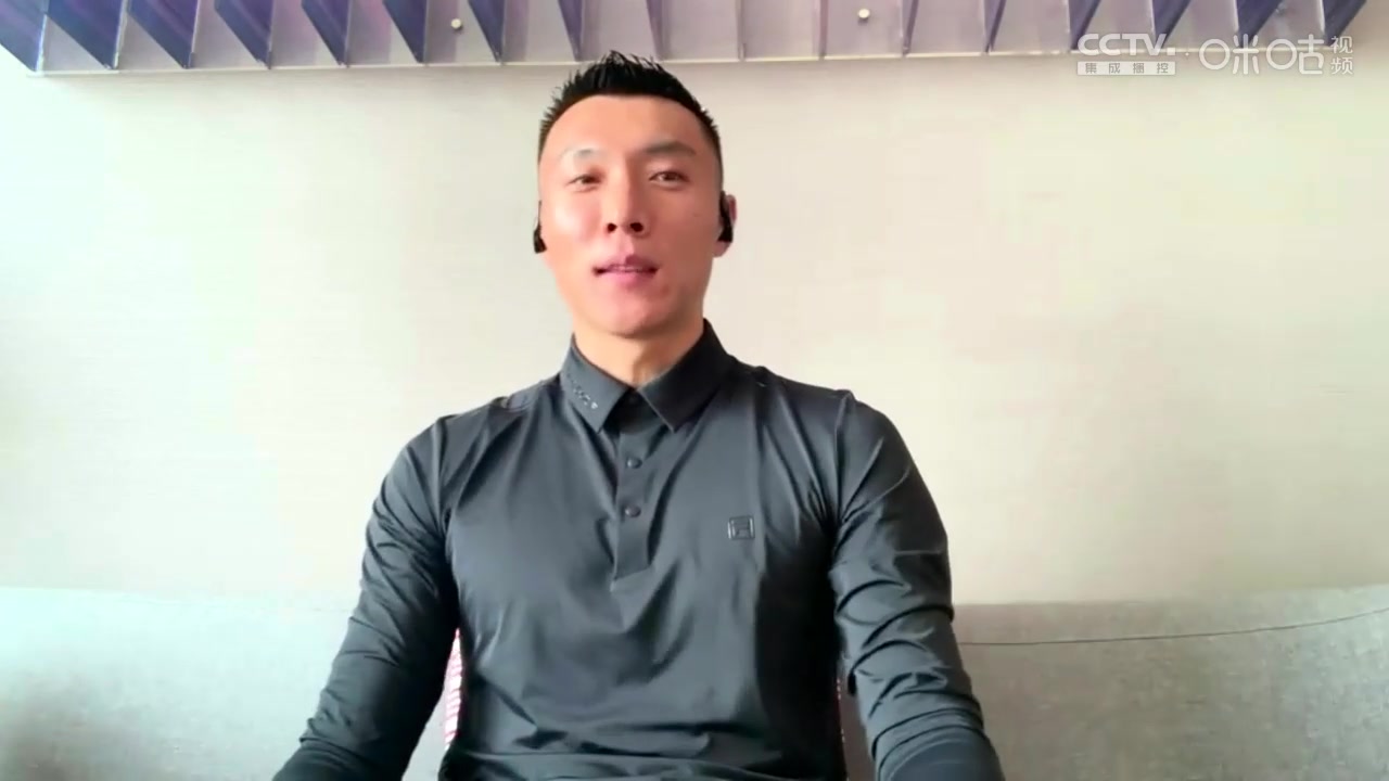 这动作可不太好！苏若禹防守垫脚托多罗维奇被判违体犯规