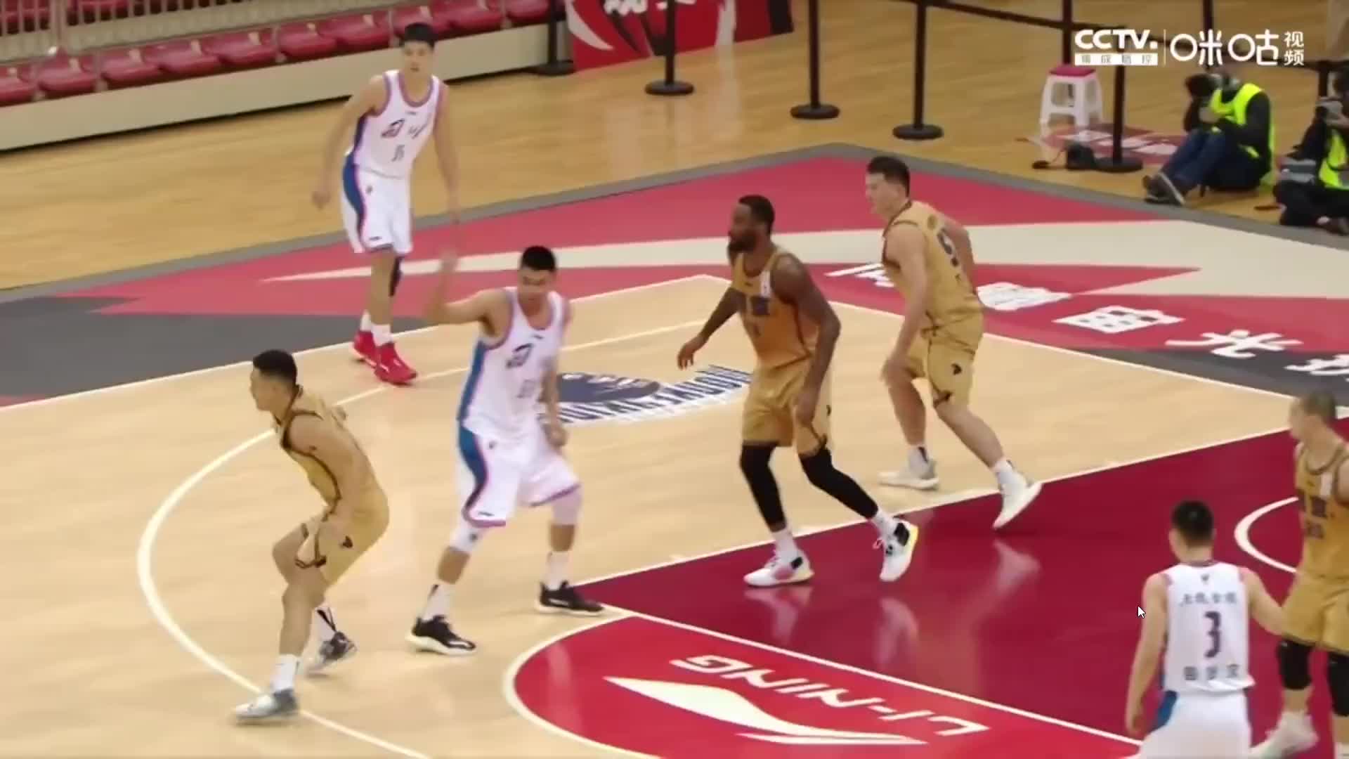 （李泓怎么样）李泓澎遭韩硕肘击被送往医院 鼻梁出现三处骨折需进行手术