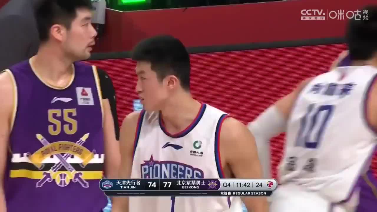 北控队后场失误，孙悦跟队友沟通：“打战术嘛不是？”