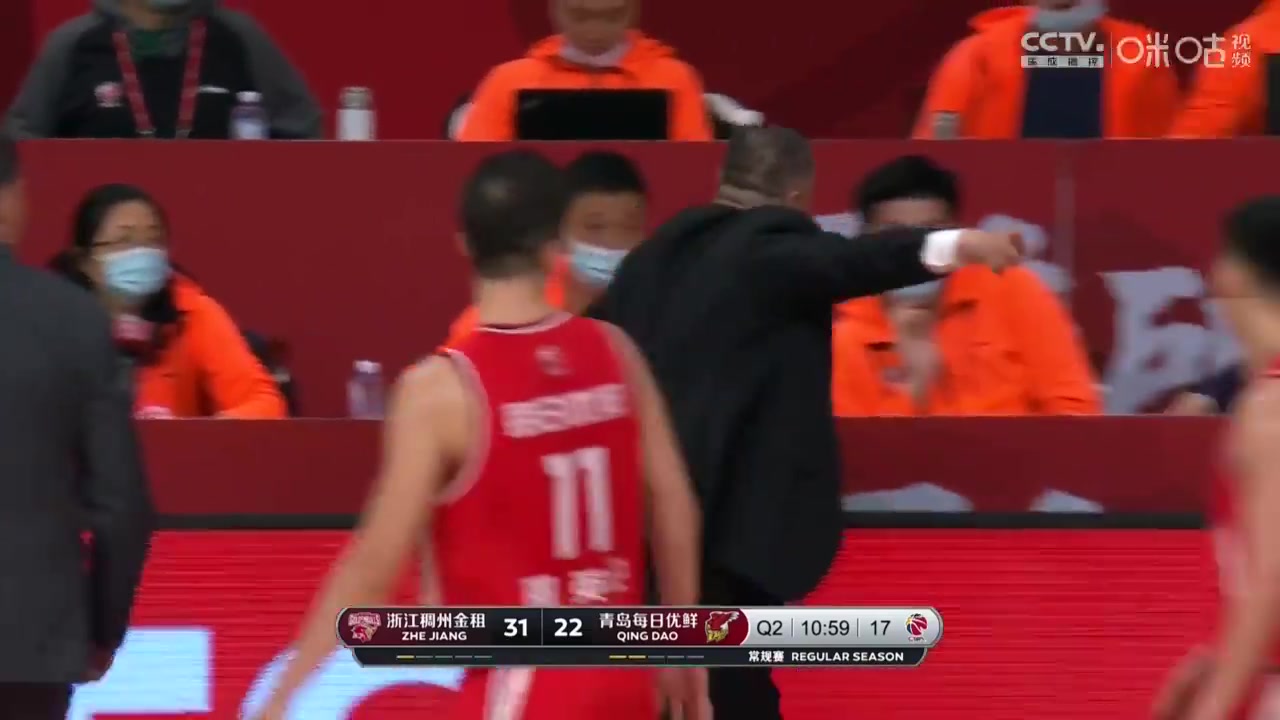 (吴庆龙发飙)吴庆龙大闹技术台怒骂裁判:他就是报复我,他带着情绪!