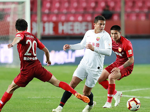 中超-埃神艾哈建功颜骏凌神扑 上港2-1客胜华夏三连胜