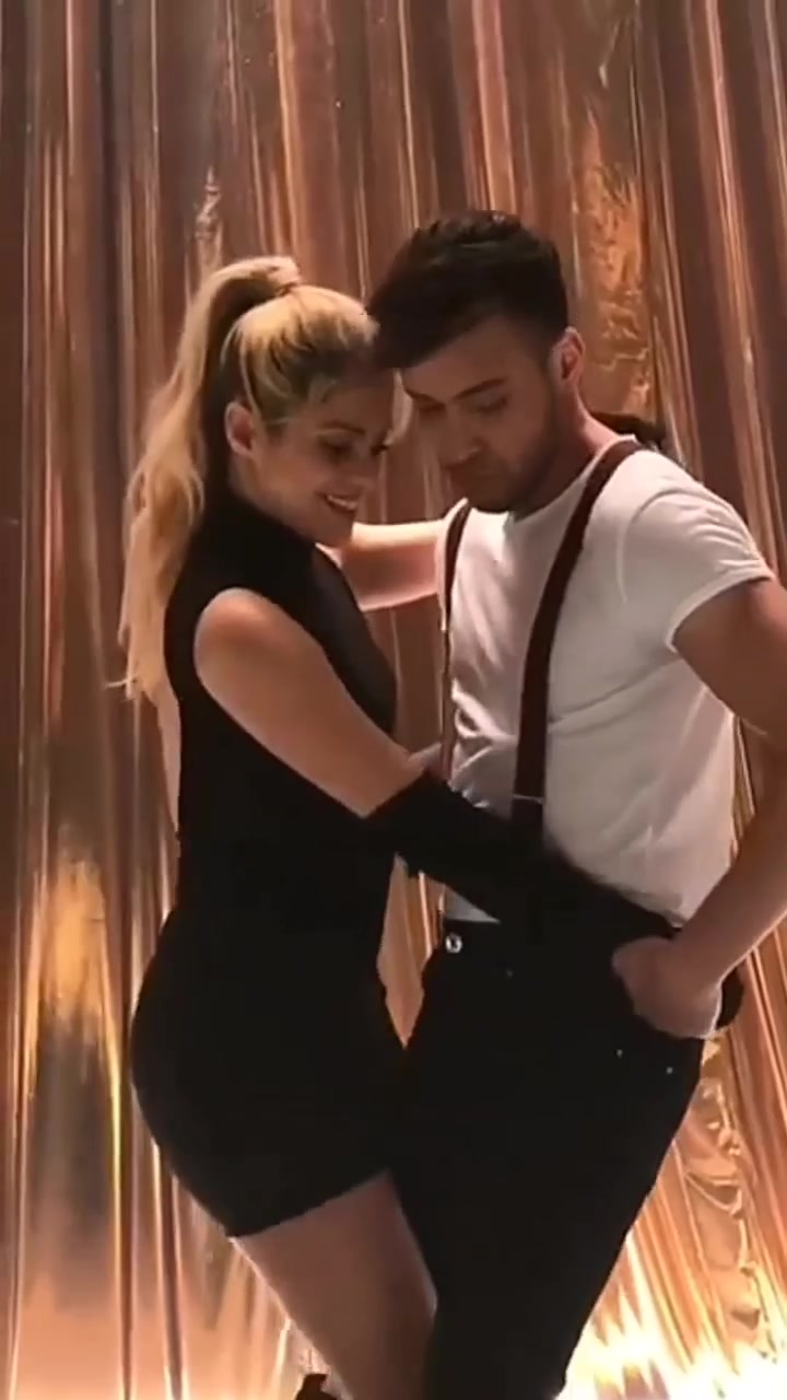 （方硕19+5下半场触底反弹 末节13分展现超巨本色）方硕突破上篮打成2+1后怒踢广告牌发泄