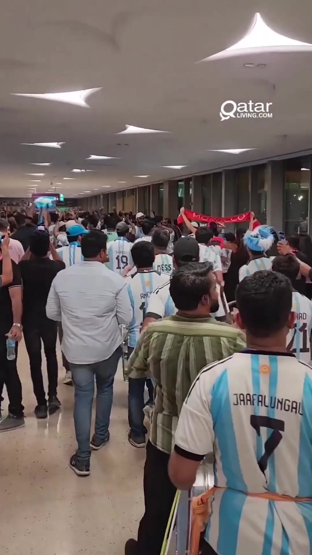 迫不及待！各国球迷齐聚卡塔尔（卡塔尔赞助的足球队）