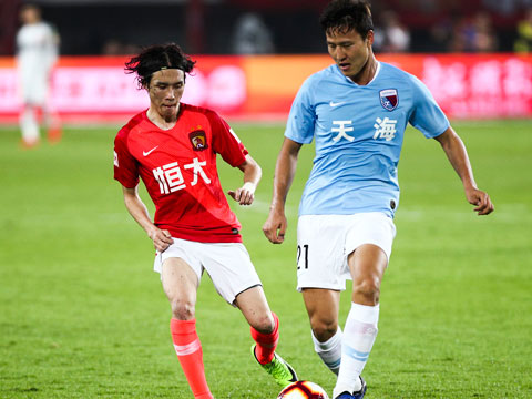 中超-韦世豪首秀破门张琳芃染红 恒大3-0天海迎开门红（韦世豪攻入中超复赛首球）