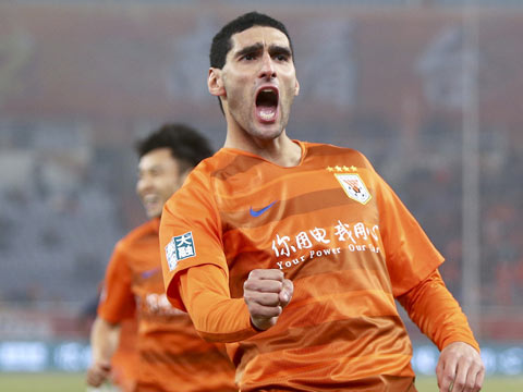 中超-费莱尼首秀破门迪奥普中楣 鲁能1-0人和迎开门红（费莱尼在中超属于什么级别）