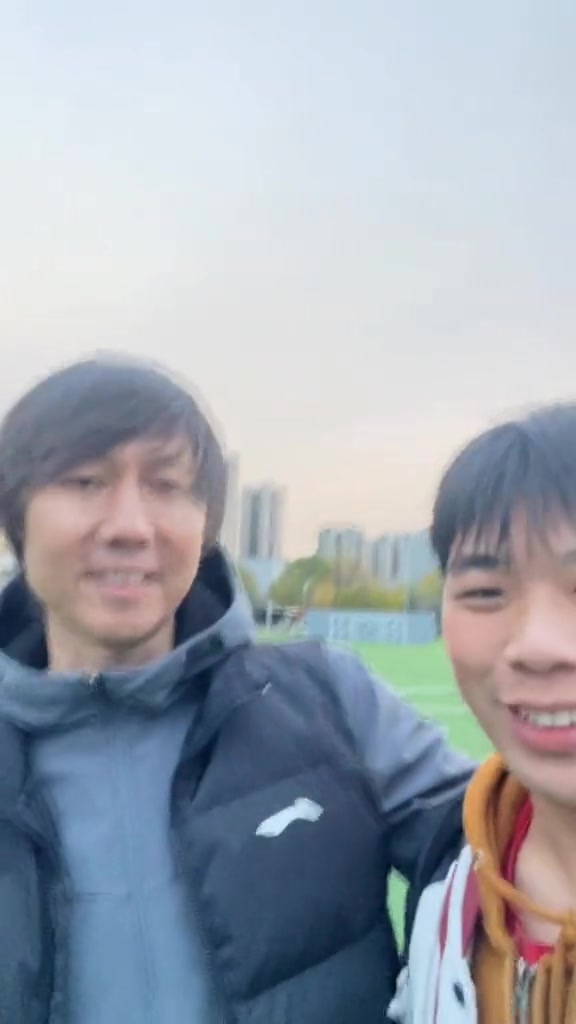 小伙挺皮！网友与李铁合影，做经典吹头发动作调侃李铁（李铁回应吹头发）