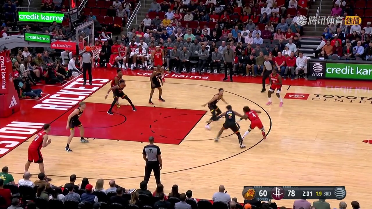 （nba奥科吉）这一防一攻炸裂！奥科吉羞辱式抓帽杰伦-格林，随后反击隔扣伊森