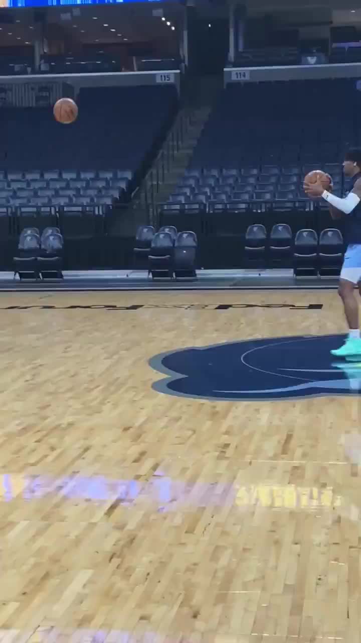 (莫兰特有三分吗)都开始秀了!莫兰特的中圈超远三分