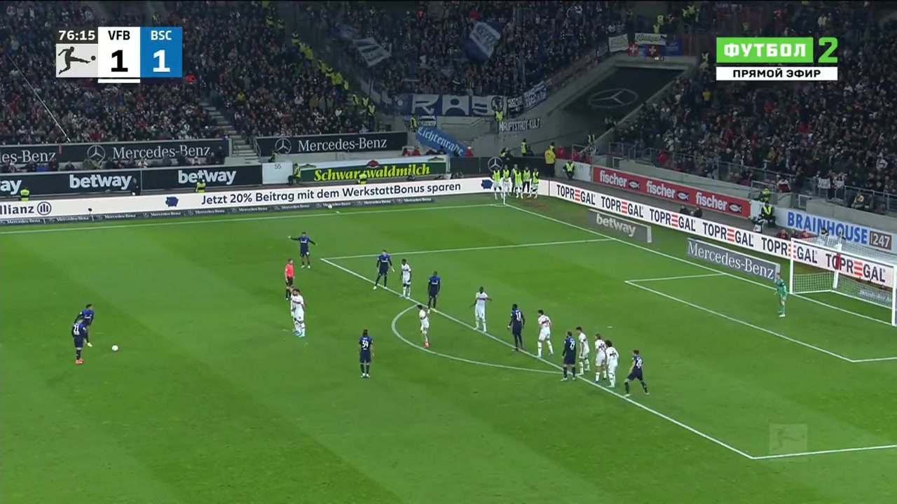 日本国脚远藤航后脑勺被撞，被担架抬下场（远藤航后腰）