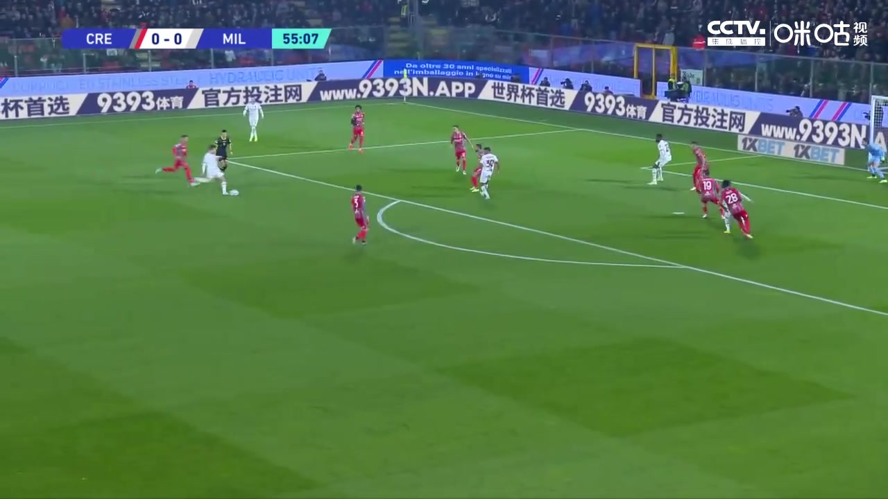 奥里吉禁区内抢点破门 裁判听VAR后判定越位在先 进球无效(奥里吉绝杀)