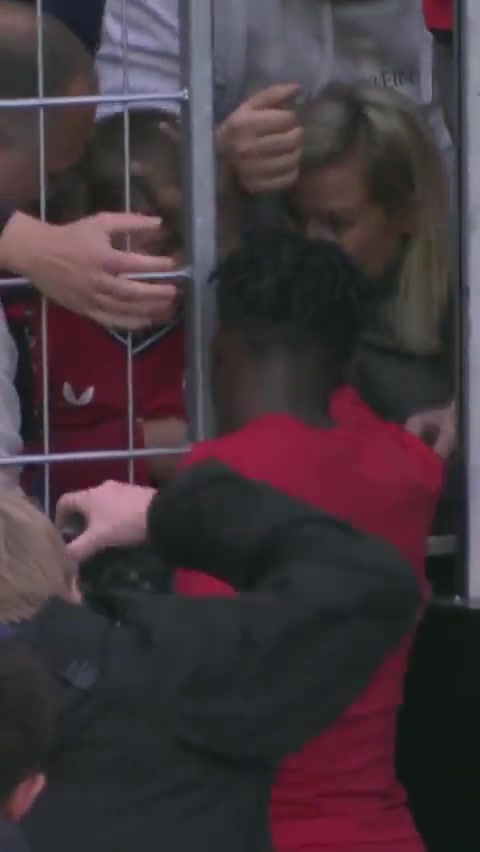 药厂弗林蓬不小心将球踢到小球迷，上前安慰并送球衣（fm弗林蓬）