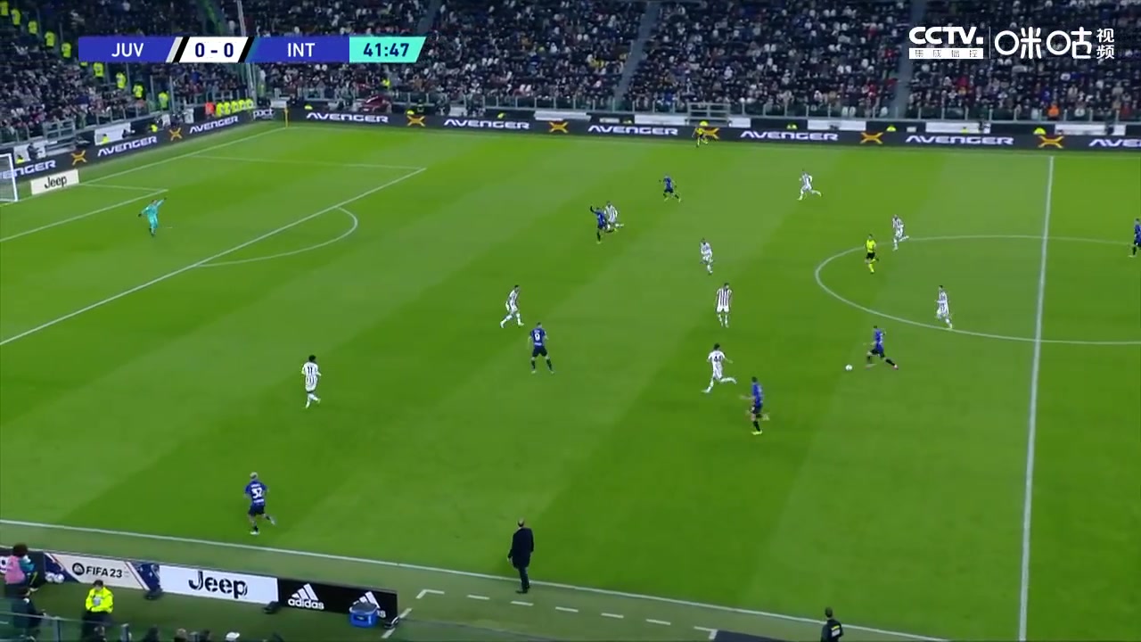 这球不进？巴雷拉横扫门前 邓弗里斯门前空门打飞（特雷弗邓巴）