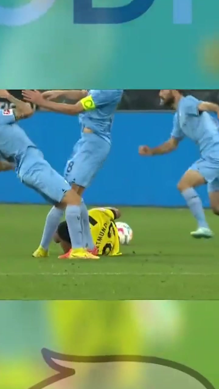 波鸿两球员相撞，结果队医脚滑爆头补刀