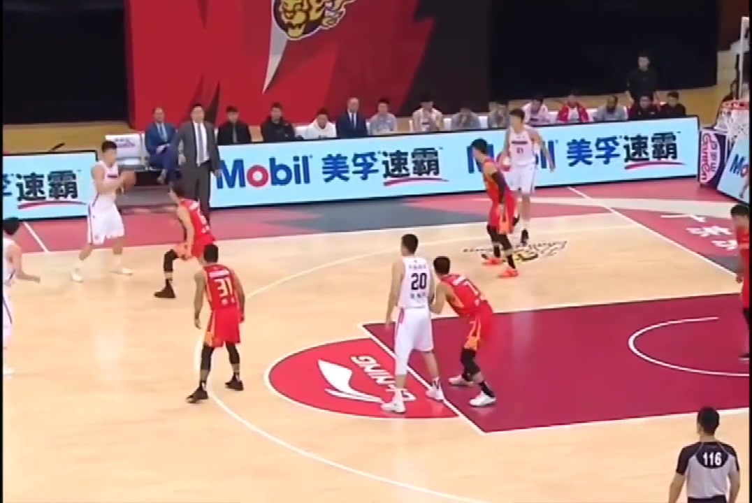 （张皓嘉受伤）张皓嘉跑位失误 杜锋在场边急的大喊：你过来啊！