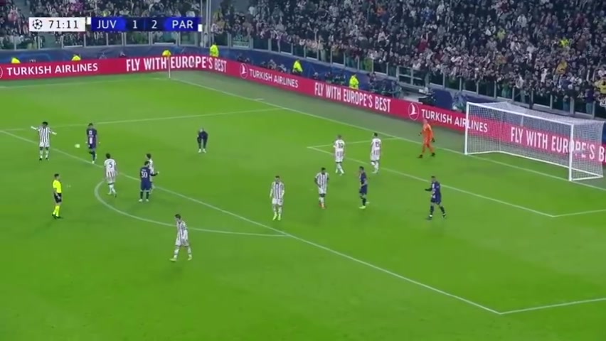 （西蒙斯隔扣郭艾伦视频）郭艾伦连续和西蒙斯配合失误 踢球发泄情绪被裁判警告