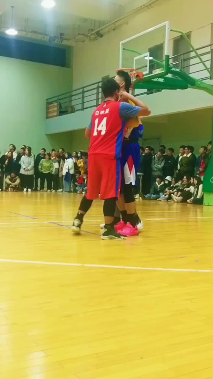 （南京大学男子篮球队）好家伙！南京大学篮球赛上演“肉夹馍防守战术！”