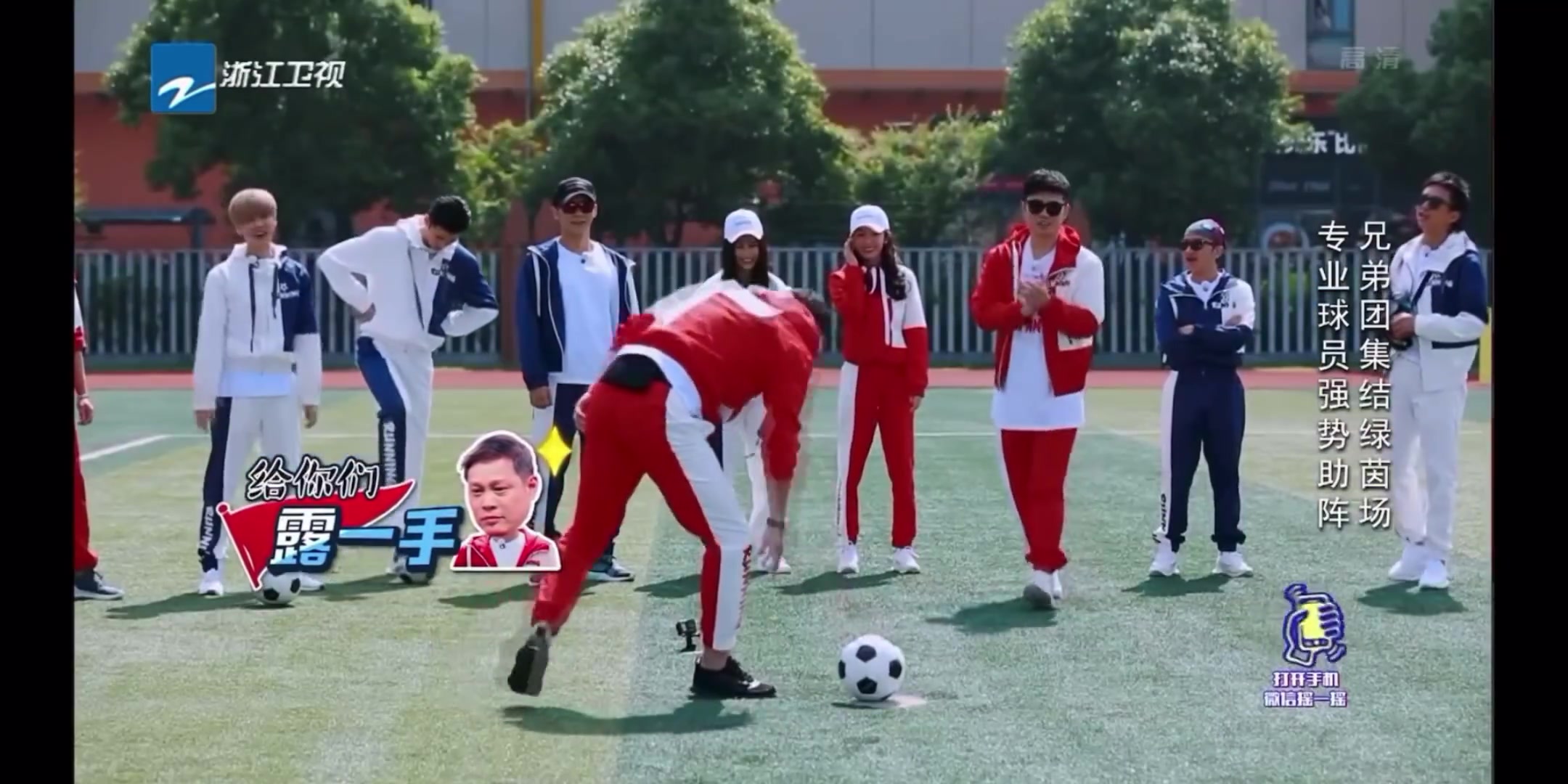 （你们有女朋友吗就在这打篮球）妹子：你们有女友吗就知道打球 过来要微信爱情不就来了