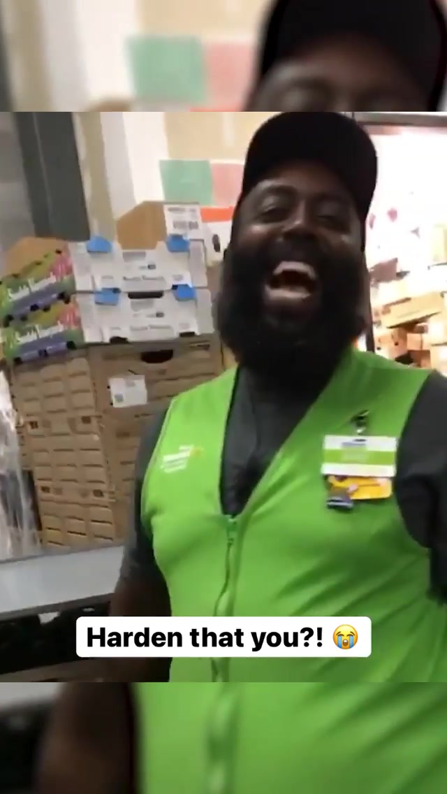 太像了！沃尔玛工作人员和哈登撞脸