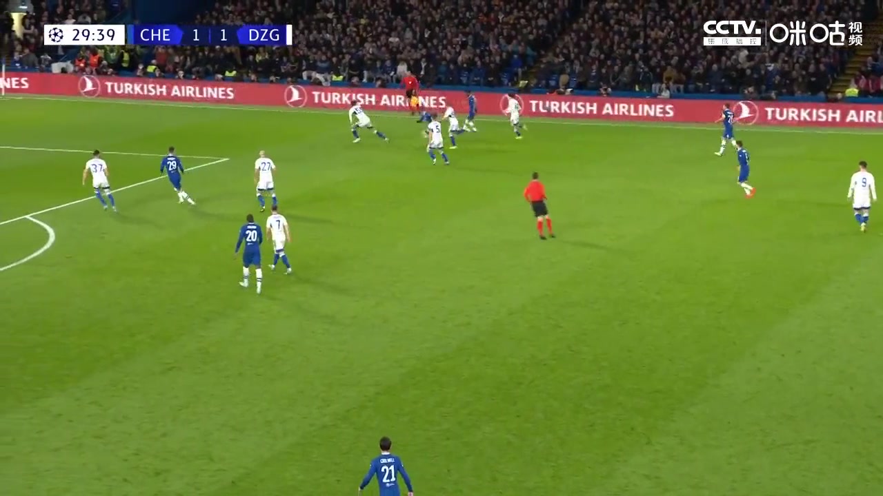 首秀即破门！芒特倒三角传中 扎卡里亚插上抽射助蓝军反超（扎卡利亚 德甲）