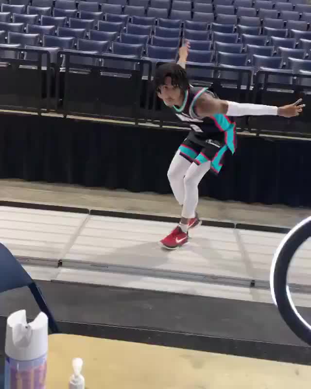 (还挺秀哈!莫兰特自拍尬舞视频在线观看)还挺秀哈!莫兰特自拍尬舞视频