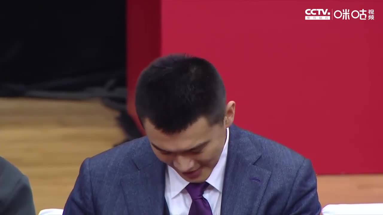 （朱荣振直接回怼杨鸣）朱荣振上场9分钟便6犯离场 杨鸣在场下无奈苦笑+扶额