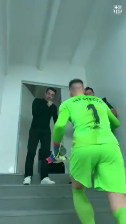 (莱昂纳德和伊巴卡)伊巴卡揭秘莱昂纳德招募他方式:机器人努力社交的样子