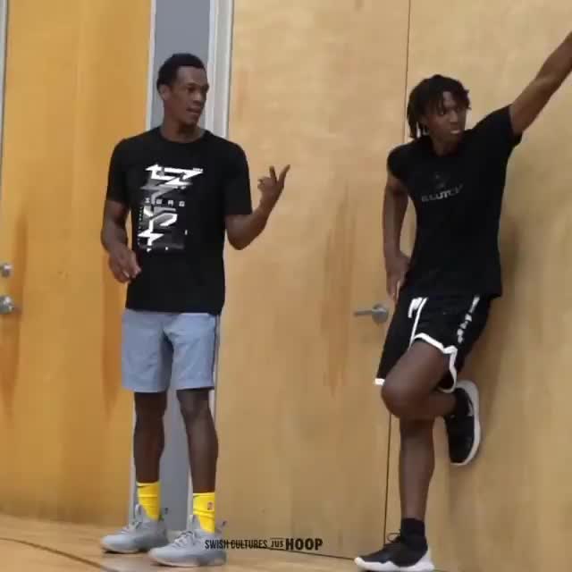 开启教练模式！隆指导边训练边指导76人菜鸟马克西