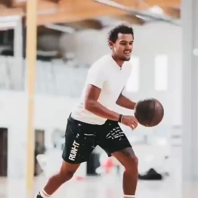 （特雷杨超远三分集锦）投的越来越远！感受下特雷-杨的超远射程