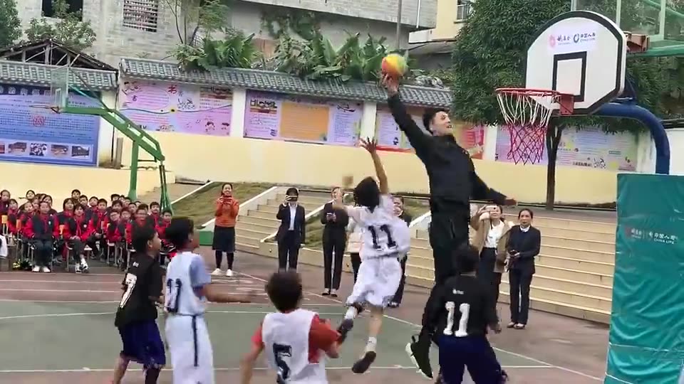 （空中拦截是什么意思）空中拦截&补篮暴扣！朱松玮支教与小同学亲切互动