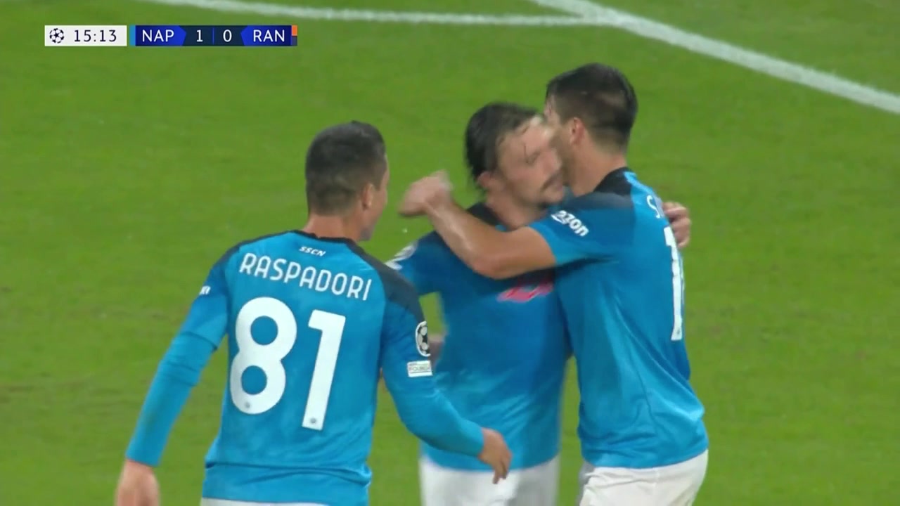 （马布里训练视频）友爱！训练结束后马布里和小朋友互动