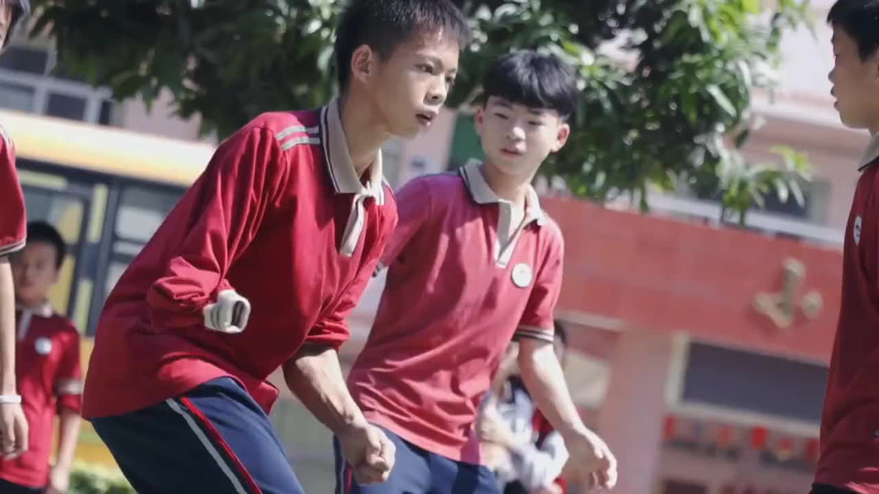 （独臂篮球少年张家城打球视频）厉害了！独臂少年张家城帅气拉杆上篮