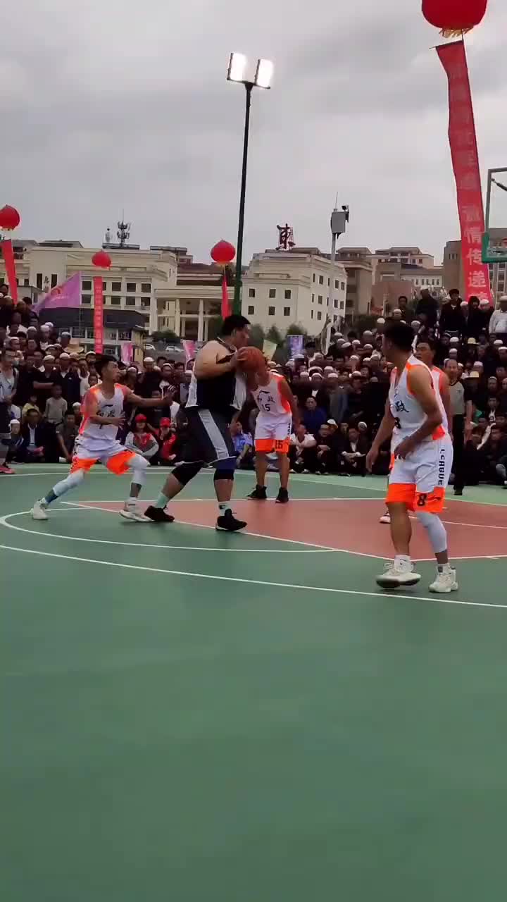 （在球场上遇到300多斤的胖子该怎么办呢）在球场上遇到300多斤的胖子该怎么办？