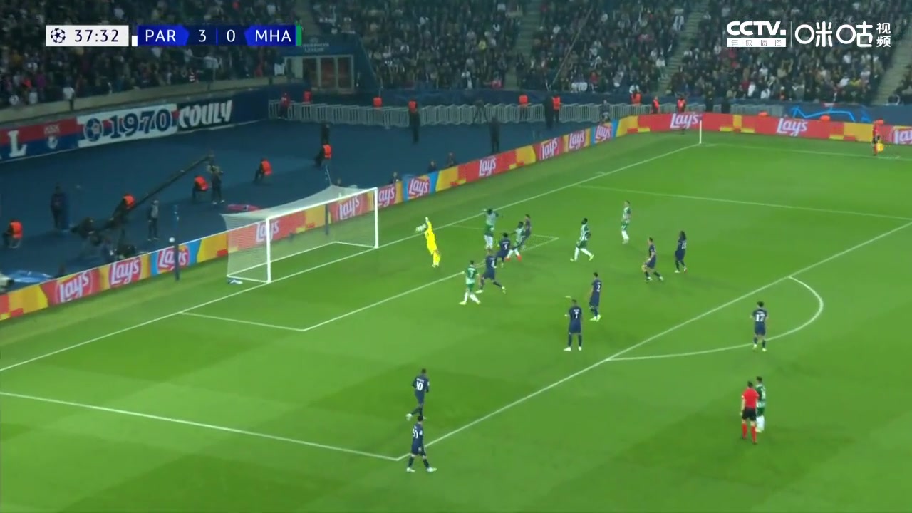 （三步上篮帅气）哈哈哈！小伙子超强三步上篮了解一下